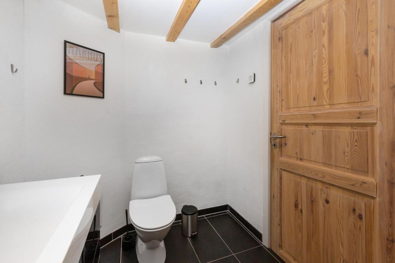 Moderne & Fuldt Udstyret Lejlighed M.Plads Til 4 Hojbjerg Exterior photo